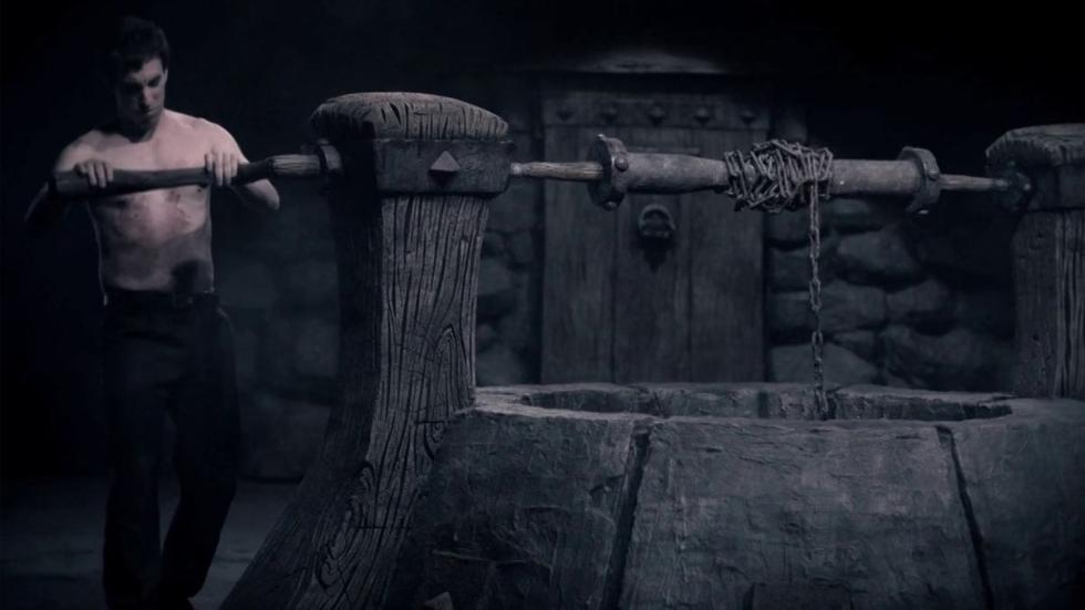 Aqua ad lavandum - in brevi man pulls up bucket from a well