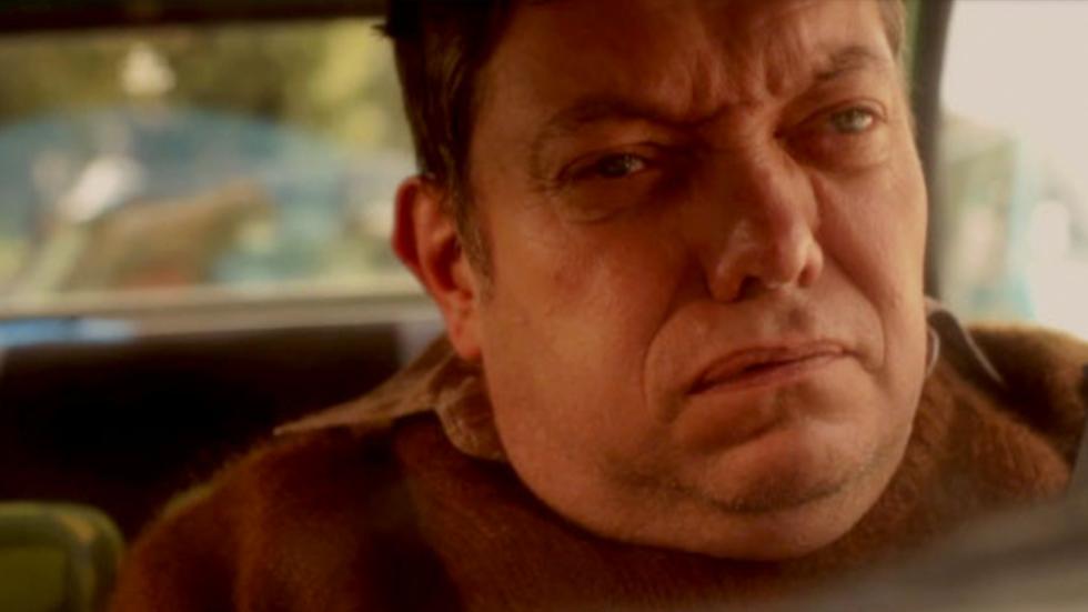 Un Réflexe film still man driving car looking unhappy.