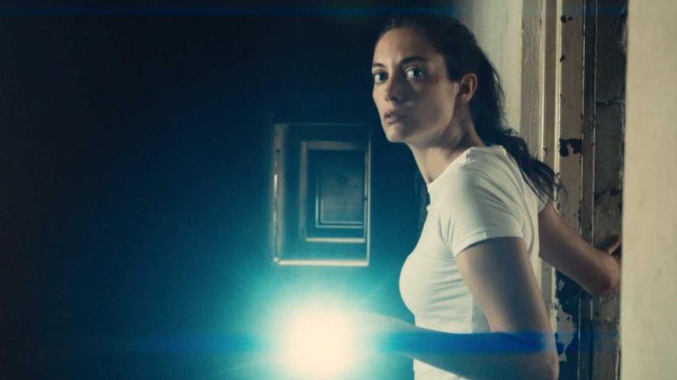 Carga film still woman with  flashlight