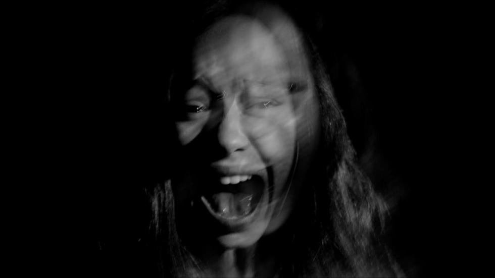 El Espejo Humano woman screams