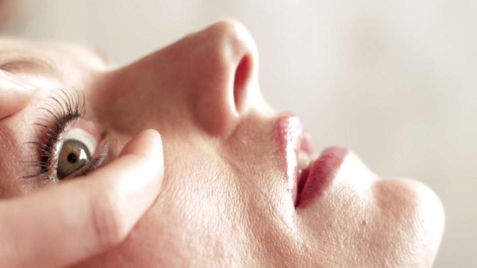 Le Miroir woman having facial