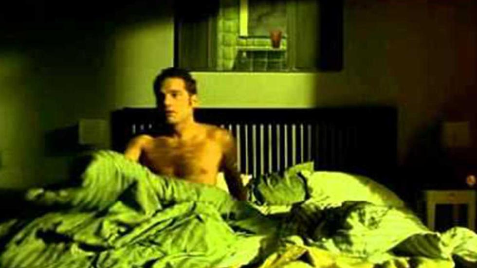 Lyckantropen man wakes in bed