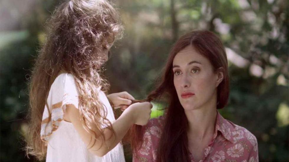 Mouras film still Mother and daughter