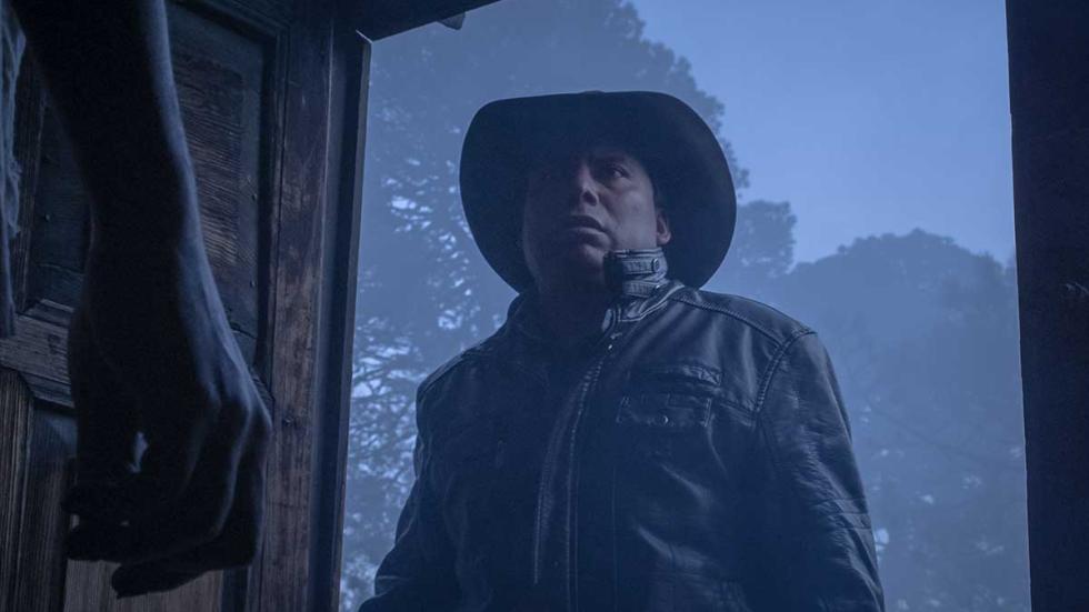 Phaenicia film still Man looking through door
