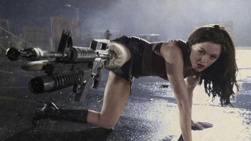 Planet Terror woman with machine gun leg