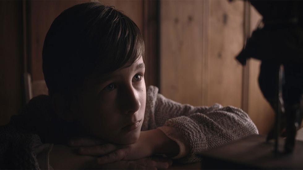 FRAIL (Puppenspiel)film still boy looks up