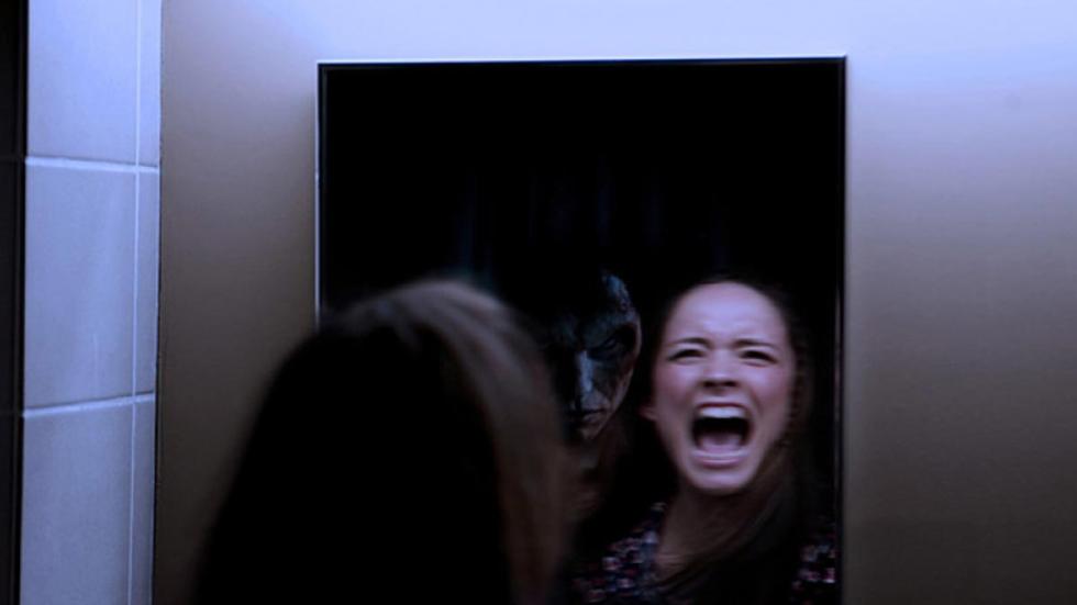 Room 205 (KOLLEGIET) Woman screams when she sees a creeper in the mirror
