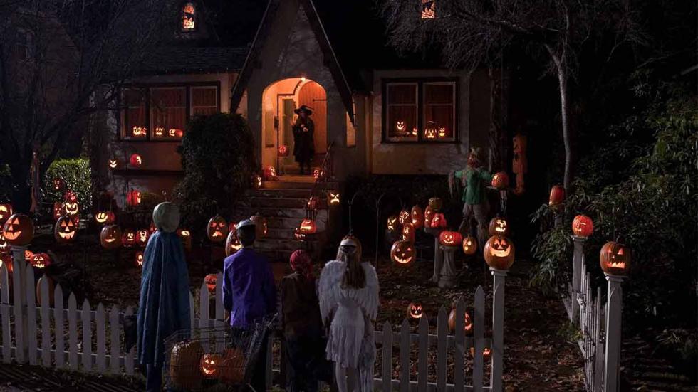 Trick 'R' Treat Halloween trick or treaters outside a house
